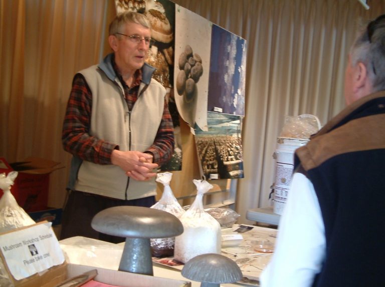 Bill Chalmers cultivation display at 2010 SVIMS show in Victoria (photo